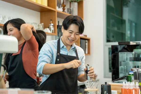 コーヒーショップの女性オーナー コーヒーカウンターの中に立つ女性バリスタカフェオーナー 起業家のためのコーヒー作り教室小さなビジネスを始める — ストック写真