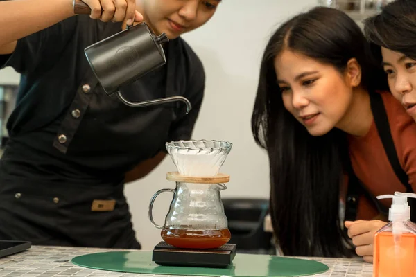 バリスタは コーヒーショップバーでカプチーノのカップを作っています ケメックスを使用してコーヒーを準備プロのバリスタは コーヒーメーカーやドリップケトルを注ぎます コーヒーを醸造する代替方法 — ストック写真