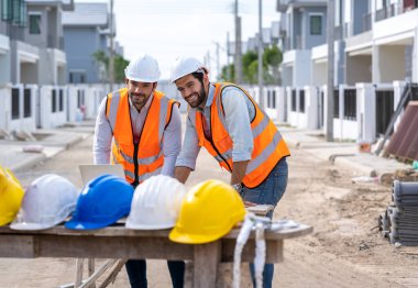 Ekip mühendisi ve mimarlar inşaat sahasının planlarını, inşaat sahasındaki yeni konut inşaatı projesini planlamak için bir araya geliyorlar..