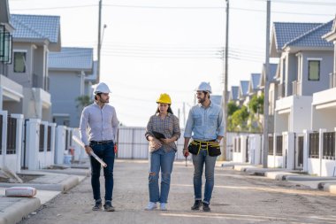 İnşaat alanında inşaat planını tartışan mühendis ve mimar inşaat planı, inşaat planı, inşaat, inşaat, sanayi, insan konsepti hakkında konuşan bir grup inşaatçı..