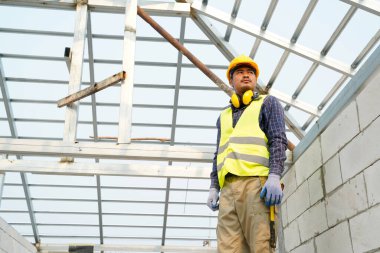 İnşaat alanında çalışan mühendis ya da güvenlik görevlisi..