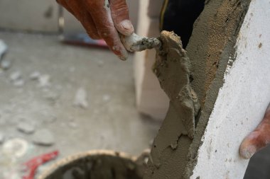 İnşaat alanına çimento döşeyen endüstriyel çimentoyu kapat.