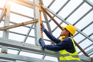 İnşaat mühendisi inşaat alanında ölçüm yapıyor. Mühendisler inşaat alanında çalışıyor..