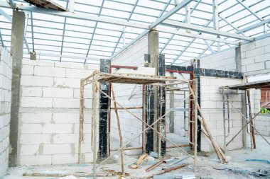 Müteahhit duvarı kuruyor. Otoklavzeli tuğlalarla inşa edilen binaların iç resimleri..