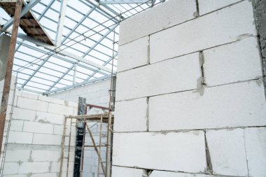 Müteahhit duvarı kuruyor. Otoklavzeli tuğlalarla inşa edilen binaların iç resimleri..