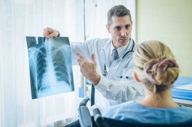 Hastanedeki hastaya röntgen sonuçlarını açıklayan doktor, Corona virüsü covid pandemik uyarı konsepti, 2019-nCoV.