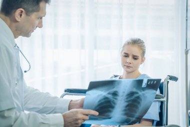 Hastanedeki hastaya röntgen sonuçlarını açıklayan doktor, Corona virüsü covid pandemik uyarı konsepti, 2019-nCoV.