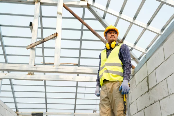 İnşaat alanında çalışan mühendis ya da güvenlik görevlisi..