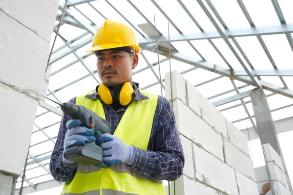 Les Travailleurs Utilisent Foret Ingénieur Portant Équipement Sécurité Casque Veste — Photo