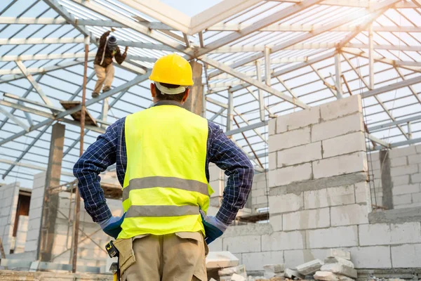 Técnico Engenharia Olhando Para Cima Analisando Projeto Construção Inacabado — Fotografia de Stock