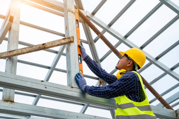 Bauingenieur Misst Auf Baustelle Ingenieure Arbeiten Auf Der Baustelle — Stockfoto