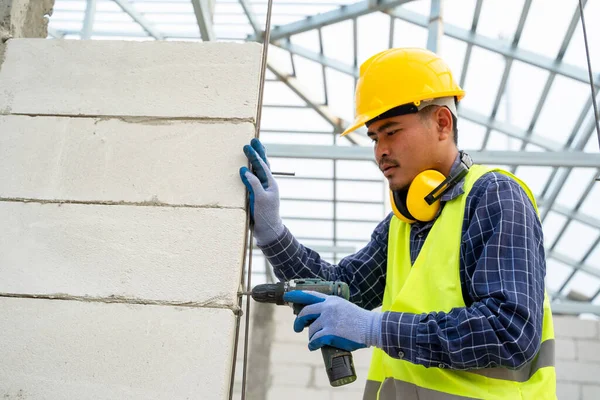 Engenheiro Usando Uma Máquina Broca Mecânica Canteiro Obras Conceitos Construção — Fotografia de Stock