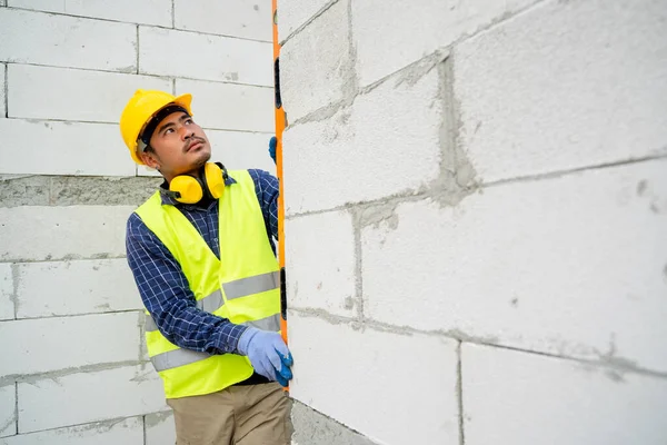 Ingegnere Edile Sta Misurando Sul Cantiere Gli Ingegneri Stanno Lavorando — Foto Stock