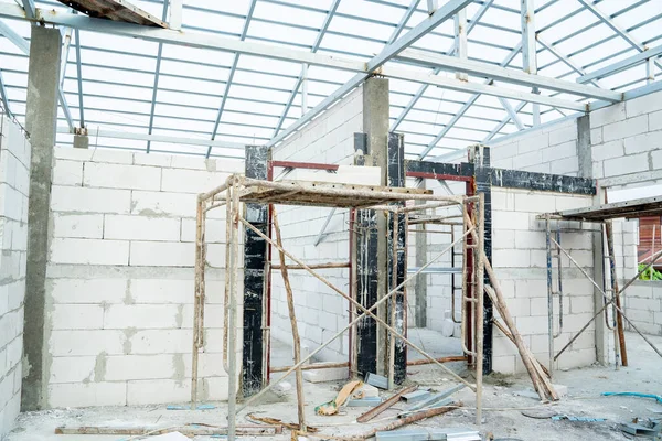 Müteahhit duvarı kuruyor. Otoklavzeli tuğlalarla inşa edilen binaların iç resimleri..