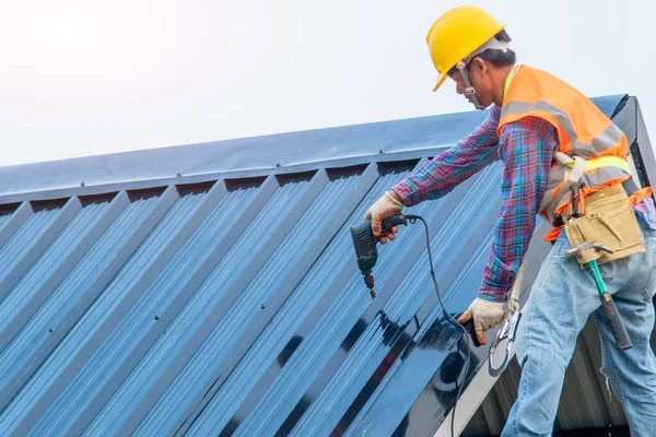 Construction Worker Install New Roof Roofing Tools Electric Drill Used — Stock Photo, Image