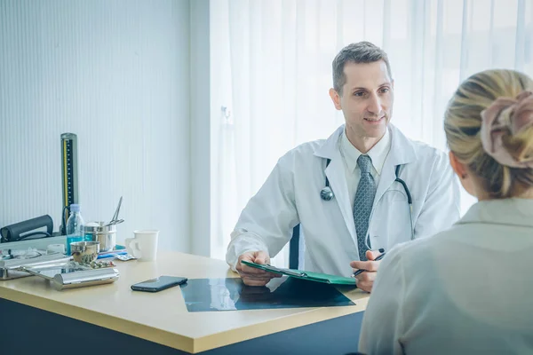 Doctor Talked Patient Tablet Office Hospital Coronavirus Disease 2019 Covid — Zdjęcie stockowe