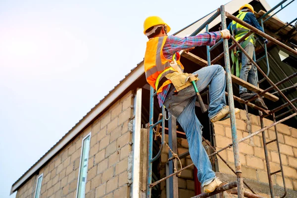 Trabalhador Construção Que Usa Arnês Segurança Linha Segurança Trabalhando Alto — Fotografia de Stock