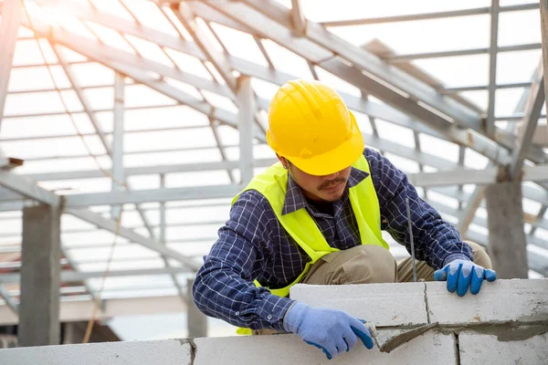 Engineer Applying Putty Tile Glue Lightweight Concrete Blocks Construction Site — Fotografia de Stock