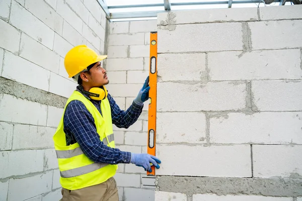 Engineer Measures Work Out Wall Lightweight Concrete Blocks Level Construction — Photo