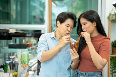 Mutlu çift lezbiyen kafede kahve içiyor, birlikte taze kahvenin tadını çıkarıyor..