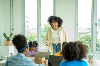 İlkokuldaki çocuklar, Afrika kökenli Amerikalı ilkokul öğrencileri sınıfta resim eğitimi alıyorlar..