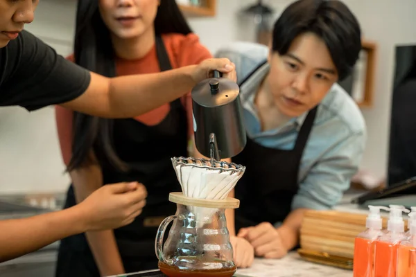 コーヒーショップで働くオーナーやバリスタ 起業家が小さなビジネスを始めるためのコーヒー作り教室 Covid 19パンデミックの間の人々のライフスタイル — ストック写真