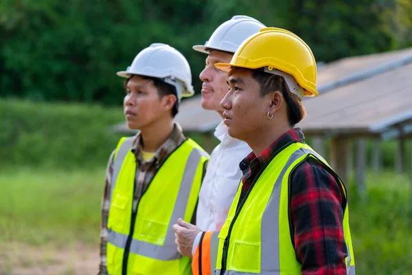 Electrical engineers conducted performance tests at the outdoor solar PV base and conducted discussions and summaries at the site,Repair and maintenance of alternative energy sources.