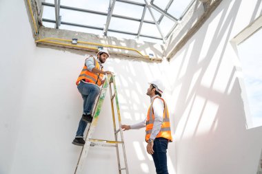 İnşaat alanındaki yüksek çelik platformunda çalışan mühendisleri izleyen mühendis teknisyen inşaat alanında çalışan mühendis..