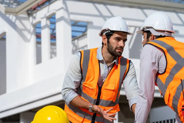 Ingenieur Mit Polier Arbeitet Seinem Tablet Mit Bauplänen Auf Der — Stockfoto