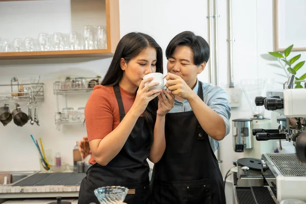 コーヒーショップの女性オーナー コーヒーカウンターの中に立つ女性バリスタカフェオーナー 起業家のためのコーヒー作り教室小さなビジネスを始める — ストック写真