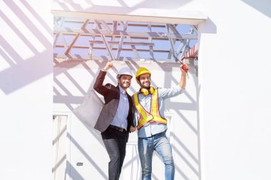 İnşaat, inşaat, inşaat, proje, iş adamı, mimar, inşaat alanında mühendis, mühendis projesini tartışan planlarla mimar ve geliştirici.