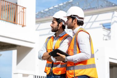 İnşaat alanının planları üzerinde çalışan ustabaşı ile mühendis, toplantı, tasarım, planlama..