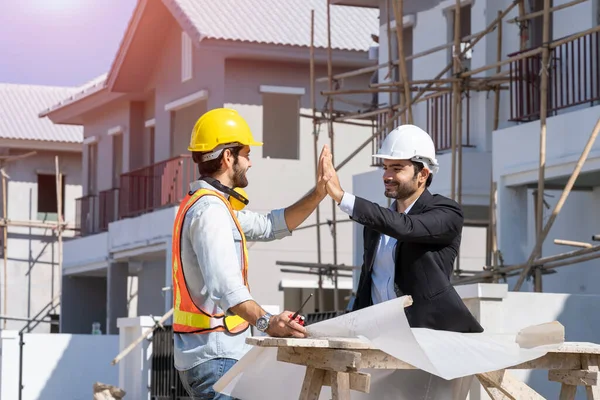 Unternehmer Und Architekt Schütteln Hand Erfolg Auf Baustelle Partnerschaft Teamwork — Stockfoto