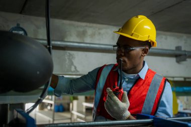 Mühendis fabrikadaki su borularını kontrol ediyor bodrumdaki sızıntıları kontrol ediyor..