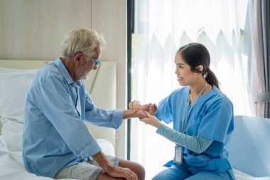 Hemşire bakımı kıdemli adam, hemşire konuşması kıdemli erkek hasta desteği, yaşlı sağlık hizmetleri konsepti.