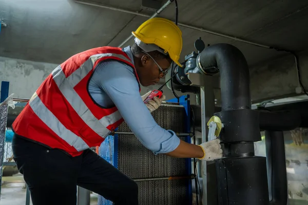 Engenheiro Verificando Sistema Tubulação Água Fábrica Inspecionando Válvula Água Para — Fotografia de Stock