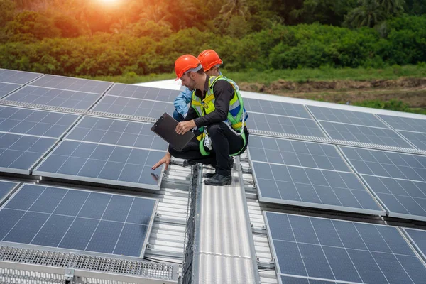 기술자들 이태양 발전소의 지판을 점검하고 유지하는 — 스톡 사진
