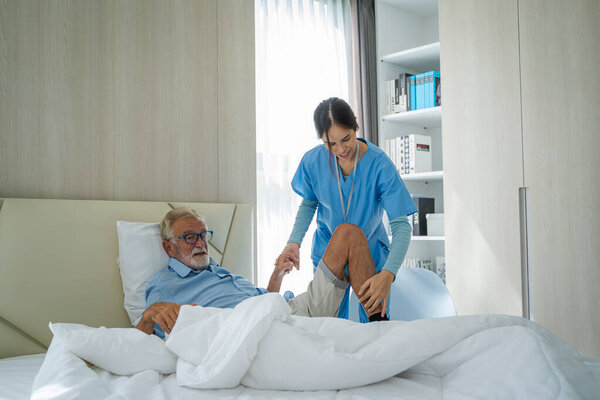 Медсестры заботятся о пожилом человеке на дому, медицинское страхование концепции.