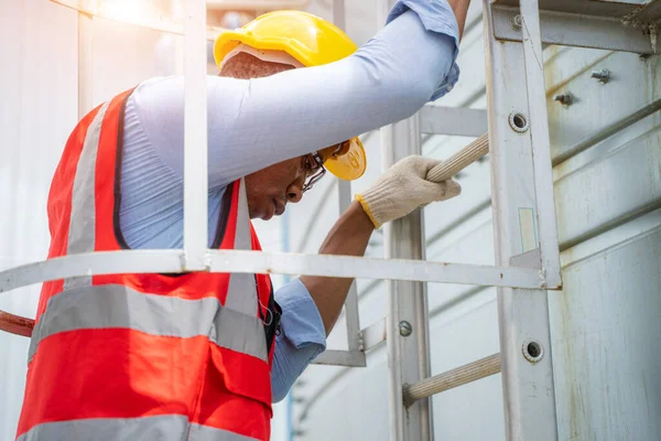 Trabalhador Construção Civil Usando Cinto Segurança Durante Trabalho Estrutura Telhado — Fotografia de Stock