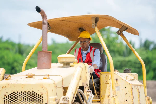 Trabalhador Construção Estão Dirigindo Bulldozer Canteiro Obras — Fotografia de Stock