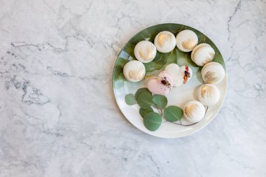 Beyaz badem kurabiyeleri tabakta. Hafif arka planda tabakta nefis hafif kurabiyeler. Fırın
