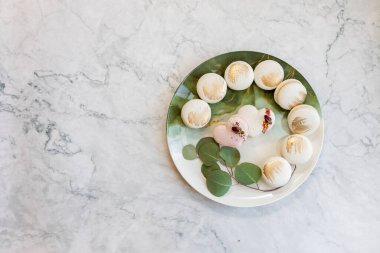 Beyaz badem kurabiyeleri tabakta. Hafif arka planda tabakta nefis hafif kurabiyeler. Fırın