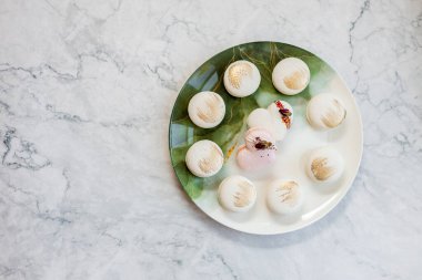 Beyaz badem kurabiyeleri tabakta. Hafif arka planda tabakta nefis hafif kurabiyeler. Fırın