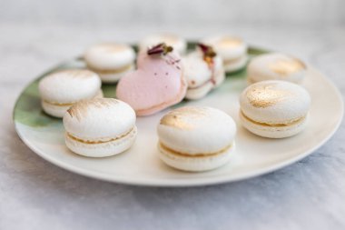 Beyaz badem kurabiyeleri tabakta. Hafif arka planda tabakta nefis hafif kurabiyeler. Fırın