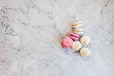 Beyaz badem kurabiyeleri mermer bir masada yatar. Hafif arka planda nefis hafif kurabiyeler. Fırın