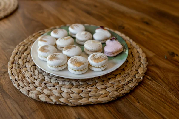 Weiße Und Rosa Macarons Liegen Auf Einem Teller Auf Einem — Stockfoto