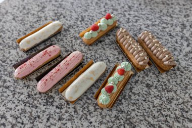 Ekler kapanıyor. Çeşitli eklerdeler. Lezzetli hamur işleri. Aşçılık arkaplanı.