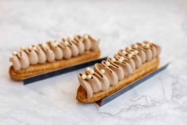 Açık mermer arka planda güzel eklersiniz. Lezzetli hamur işleri..