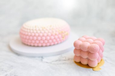 Beyaz mermer arka planda ilginç bir kremalı pasta. Lezzetli ve güzel hamur işleri..