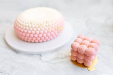 Beyaz mermer arka planda ilginç bir kremalı pasta. Lezzetli ve güzel hamur işleri..